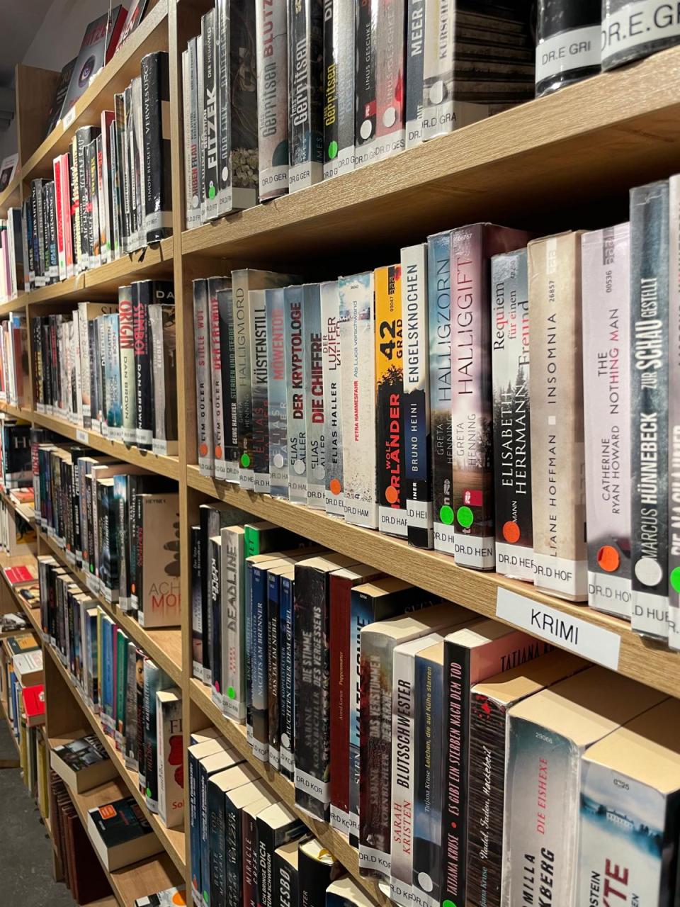 Bücherregal schräg