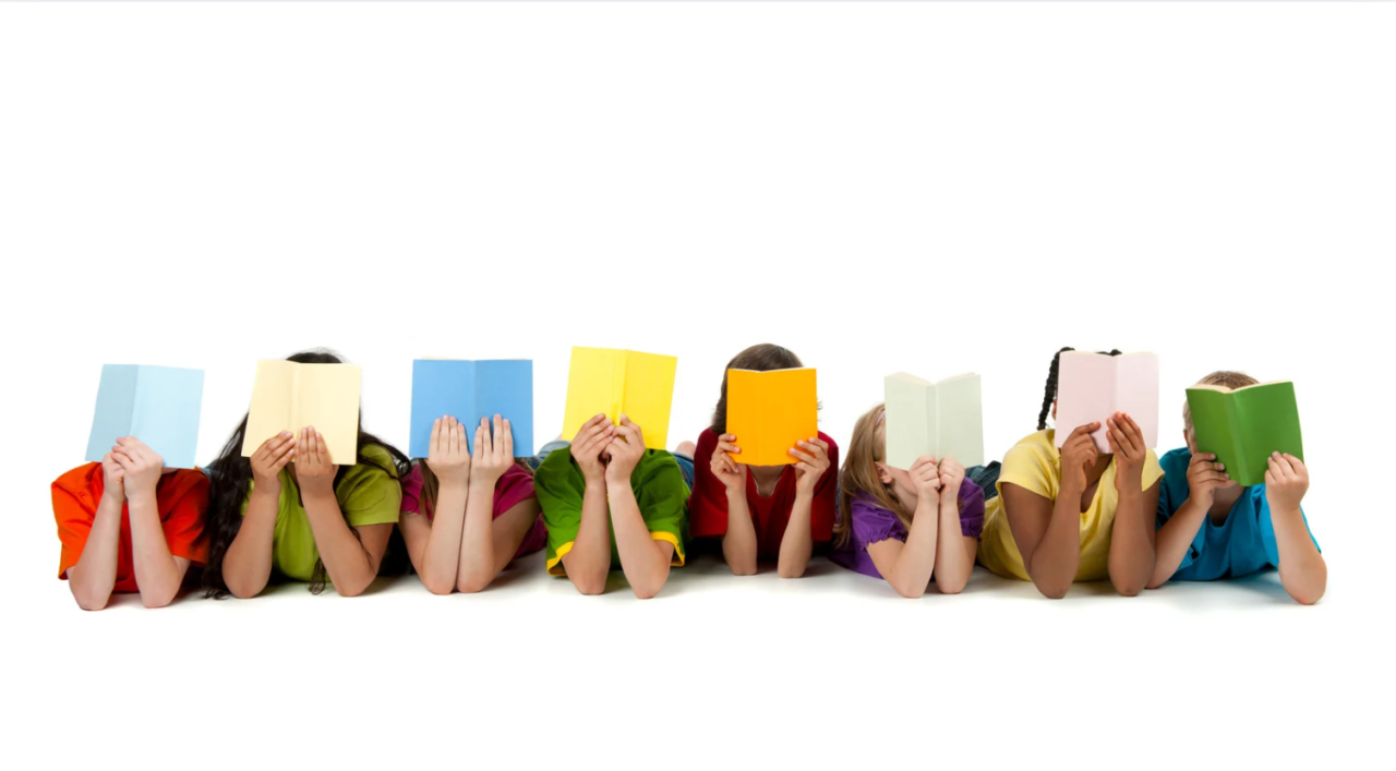 Kinder mit Buch