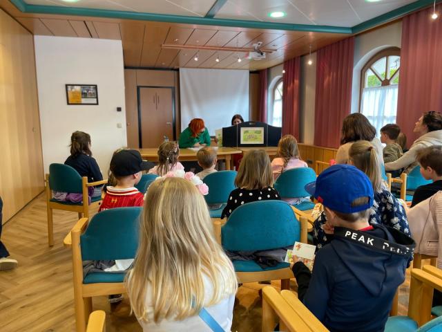 die Kinder hören ganz gespannt zu