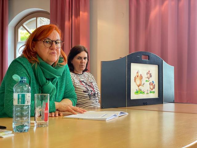 die Autorin erklärt die Besonderheiten der Hühner