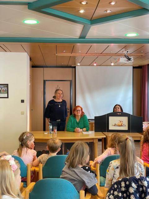 Bibliotheksleiterin Herta begrüßt alle Kinder und Erwachsenen
