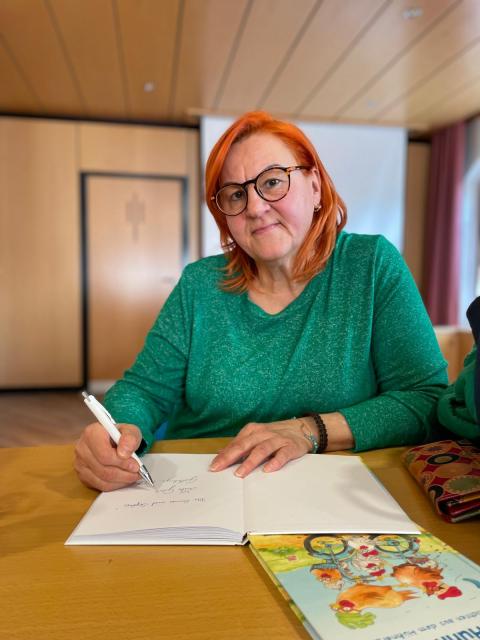 Autorin Ulrike Größlinger signiert ihr Buch für die Kinder