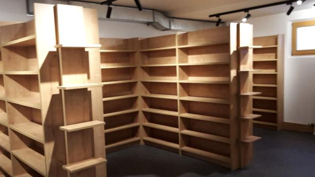 Es ist Platz für viele Bücher, Spiele und mehr